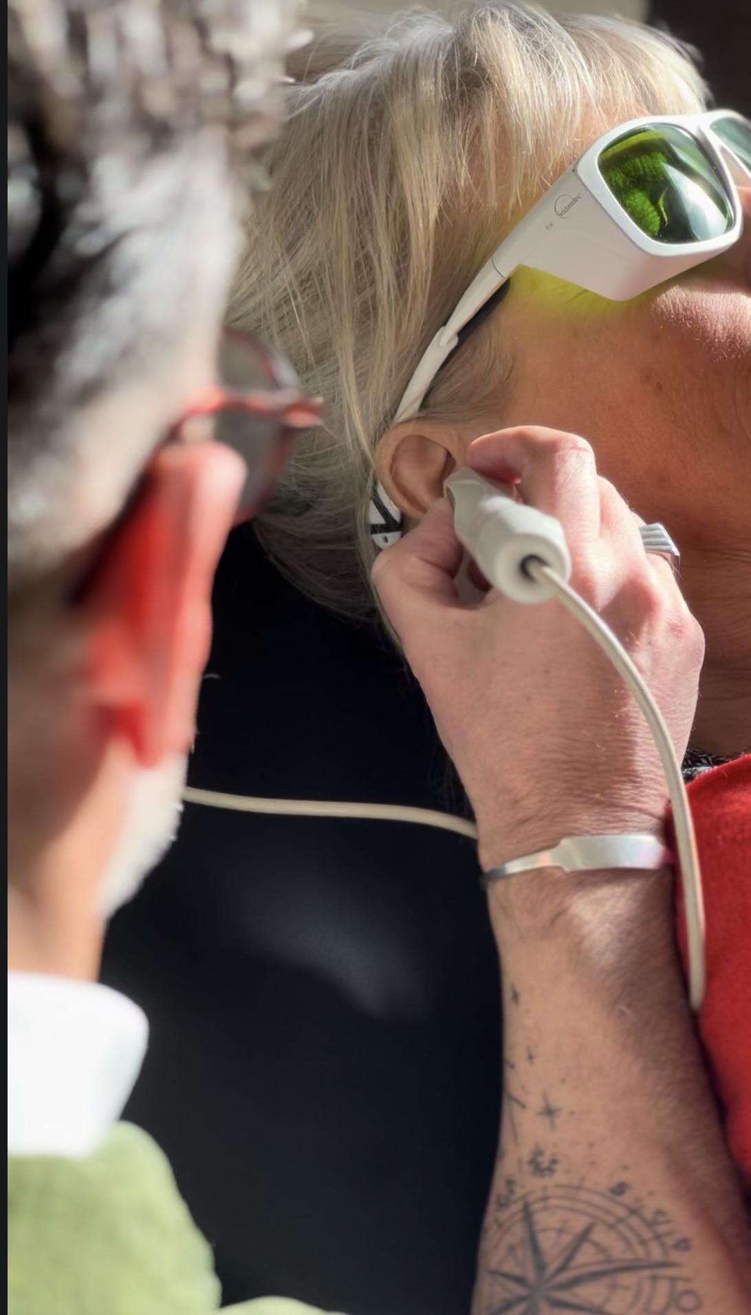 Geste précis de photobiostimulation au laser doux sur l’oreille