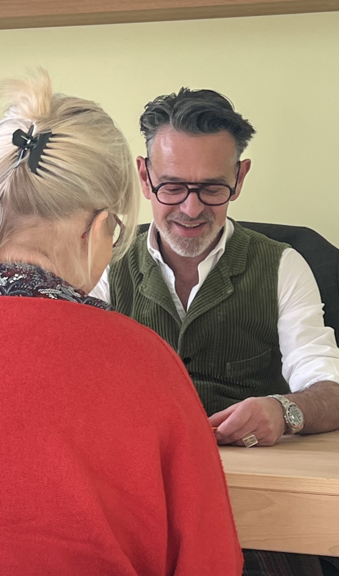 Walter Argentino échangeant avec une personne accompagnée