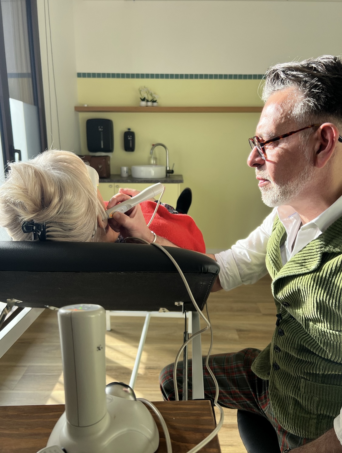 Walter Argentino réalisant une séance de réflexologie auriculaire au laser doux
